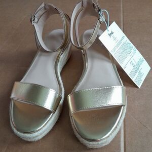 Find women’s sandals Color gold block heel medium size 8